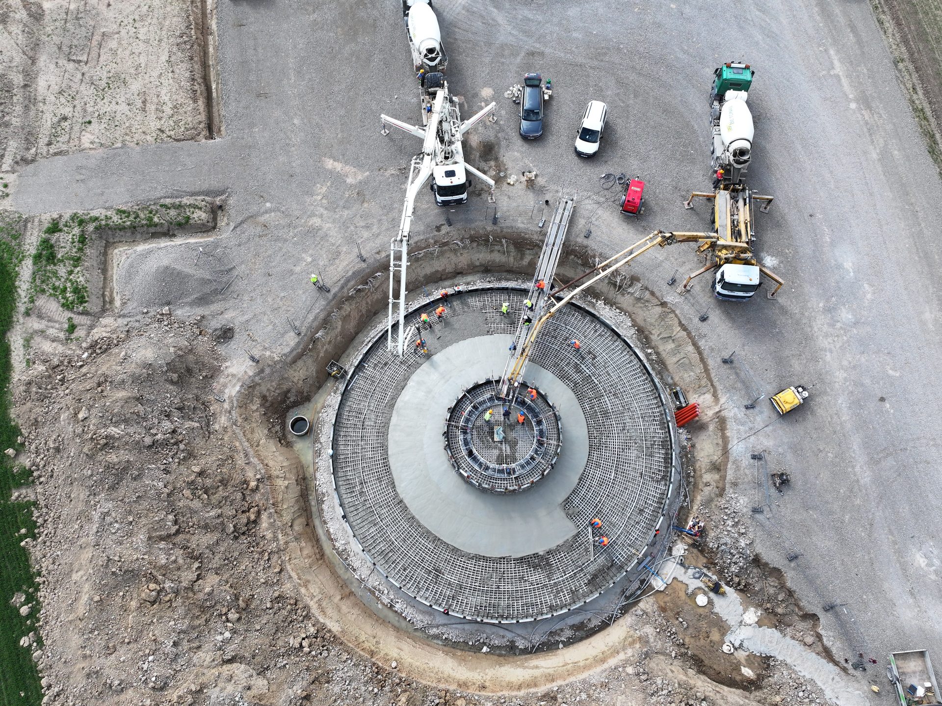Vėjo jėgainės pamato betonavimas – vaizdas iš drono